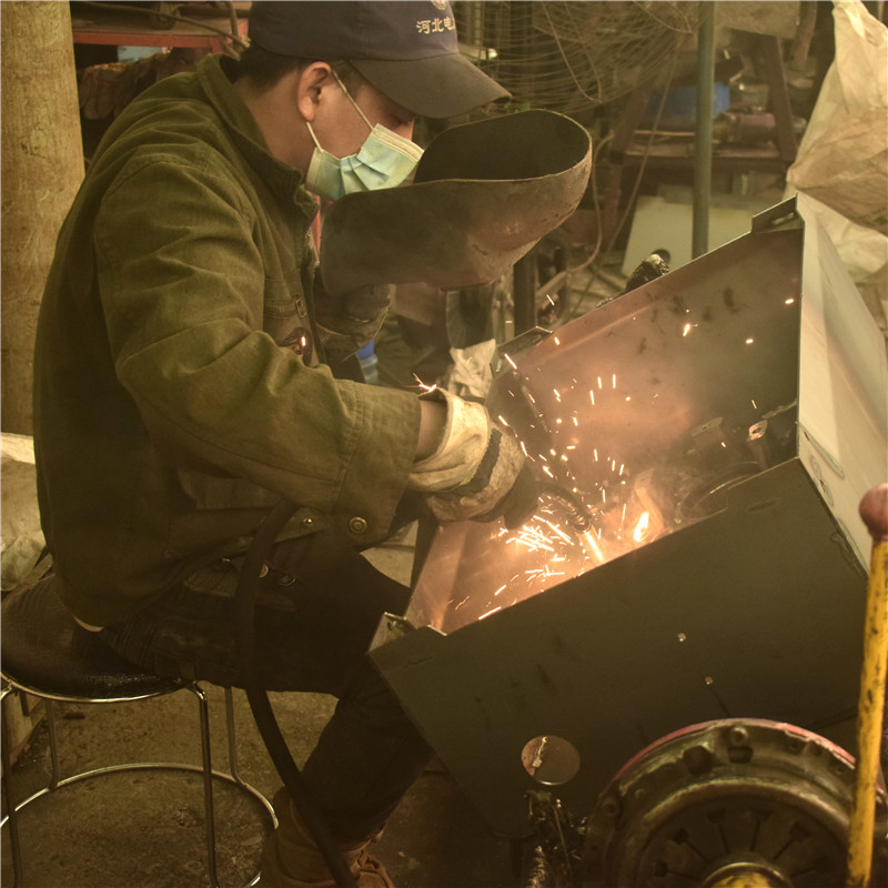 小型扒胎機(jī)拆裝大車輪胎費(fèi)不費(fèi)勁